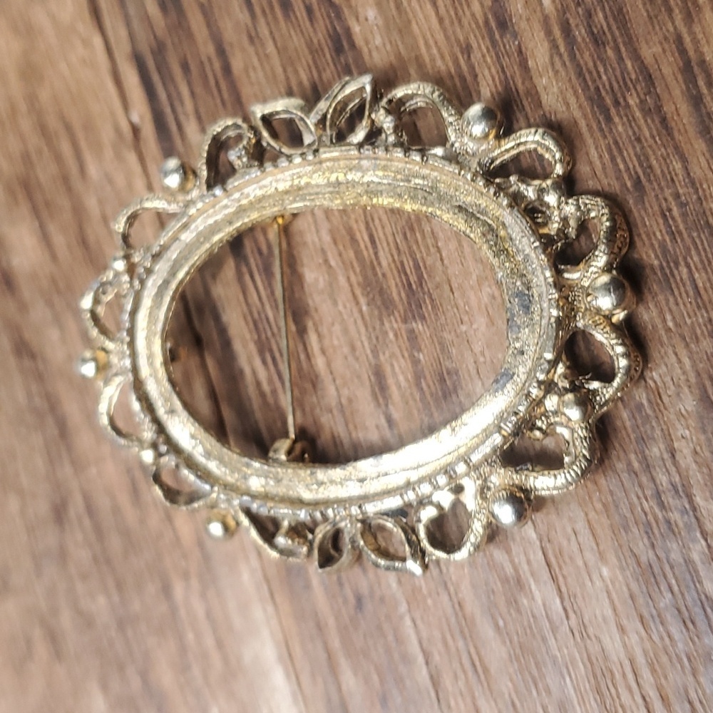 B835 openwork cameo frame‎ brooch estate